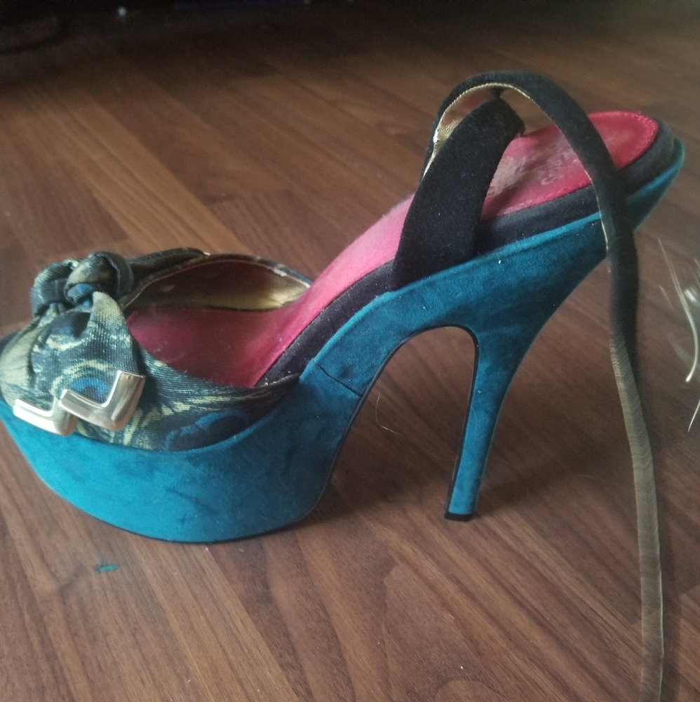 Heels - Picture 2 of 3